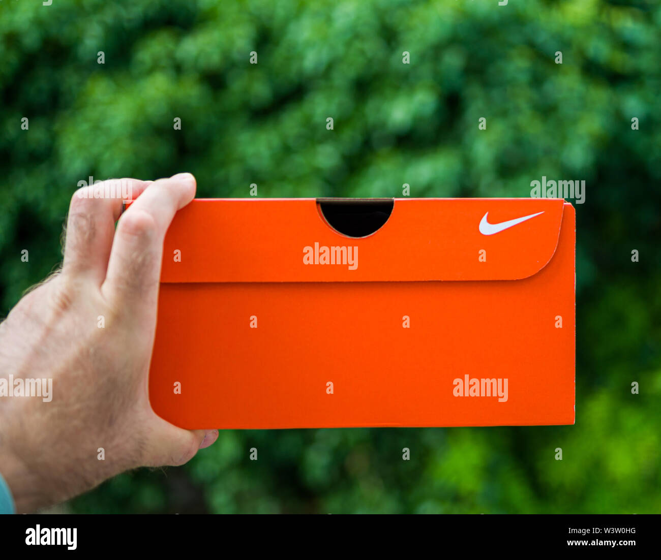 París, Francia - Jul 13 2019: el hombre mano sujetando las nuevas zapatillas  Nike caja de cartón equipos fabricados por Nike Sportswear - Vista lateral  de la caja con logotipo Fotografía de stock - Alamy