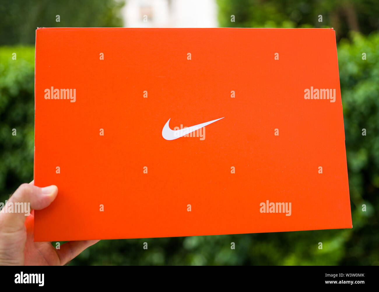 París, Francia - Jul 13 2019: el hombre mano sujetando las nuevas zapatillas  Nike caja de cartón equipos fabricados por NIKE SPORTSWEAR logotipo blanco  en la tapa Fotografía de stock - Alamy