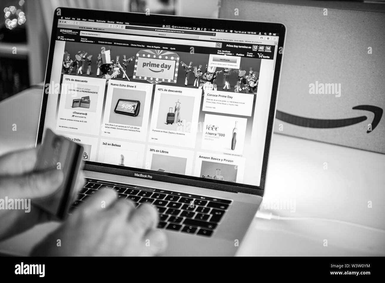 París, Francia - 16 de julio de 2019: el hombre POV mirando en Amazon México  Primer día de compras ofertas en Apple MacBook Pro con navegador de  Internet Safari abra descuentos especiales