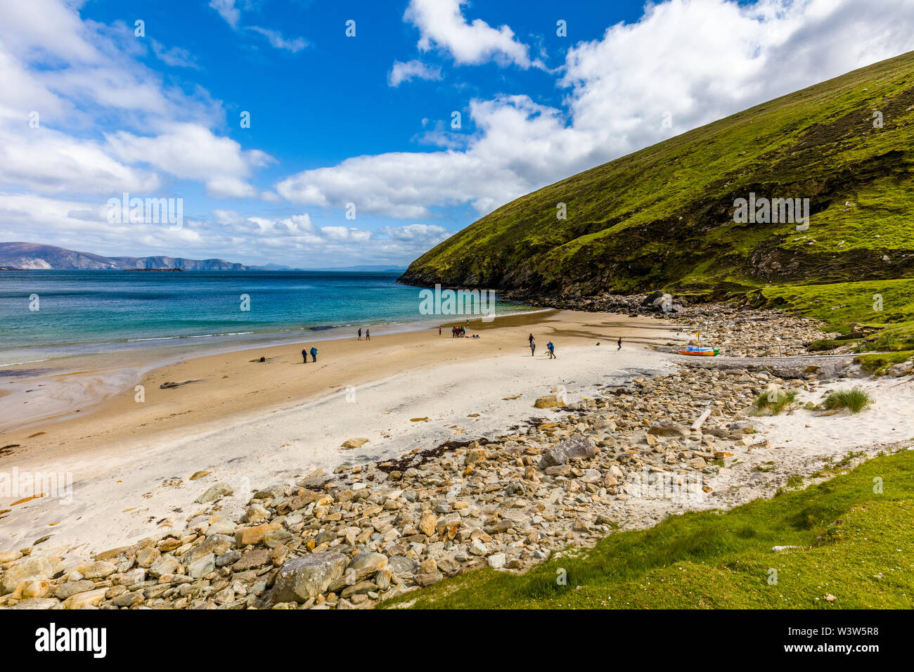 Keem Bahía y a la playa en el Atlántico salvaje en la isla Achill en el condado de Mayo, Irlanda Foto de stock