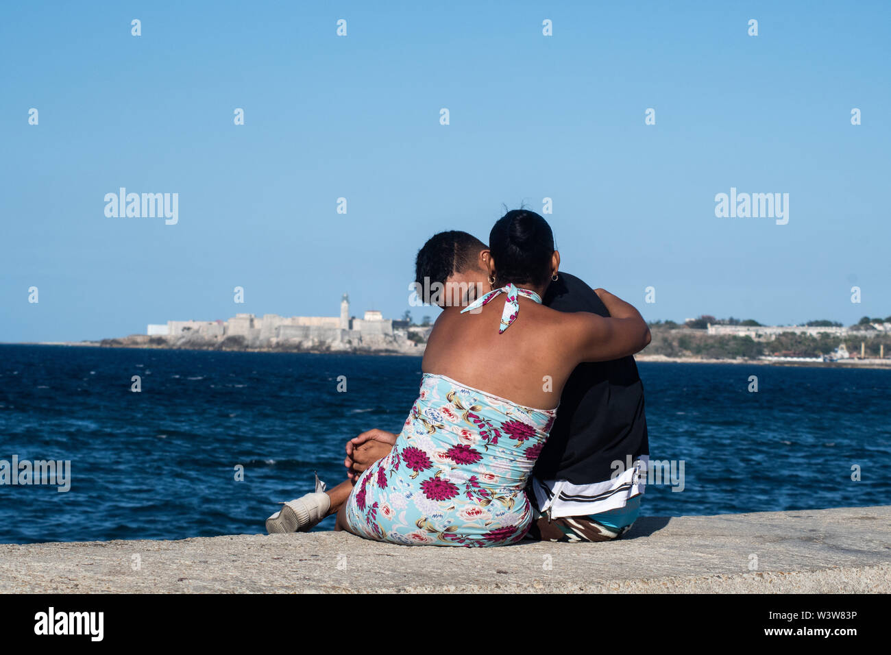 Una joven pareja enamorada beso y abrazo en el malecón de La Habana, Cuba Foto de stock