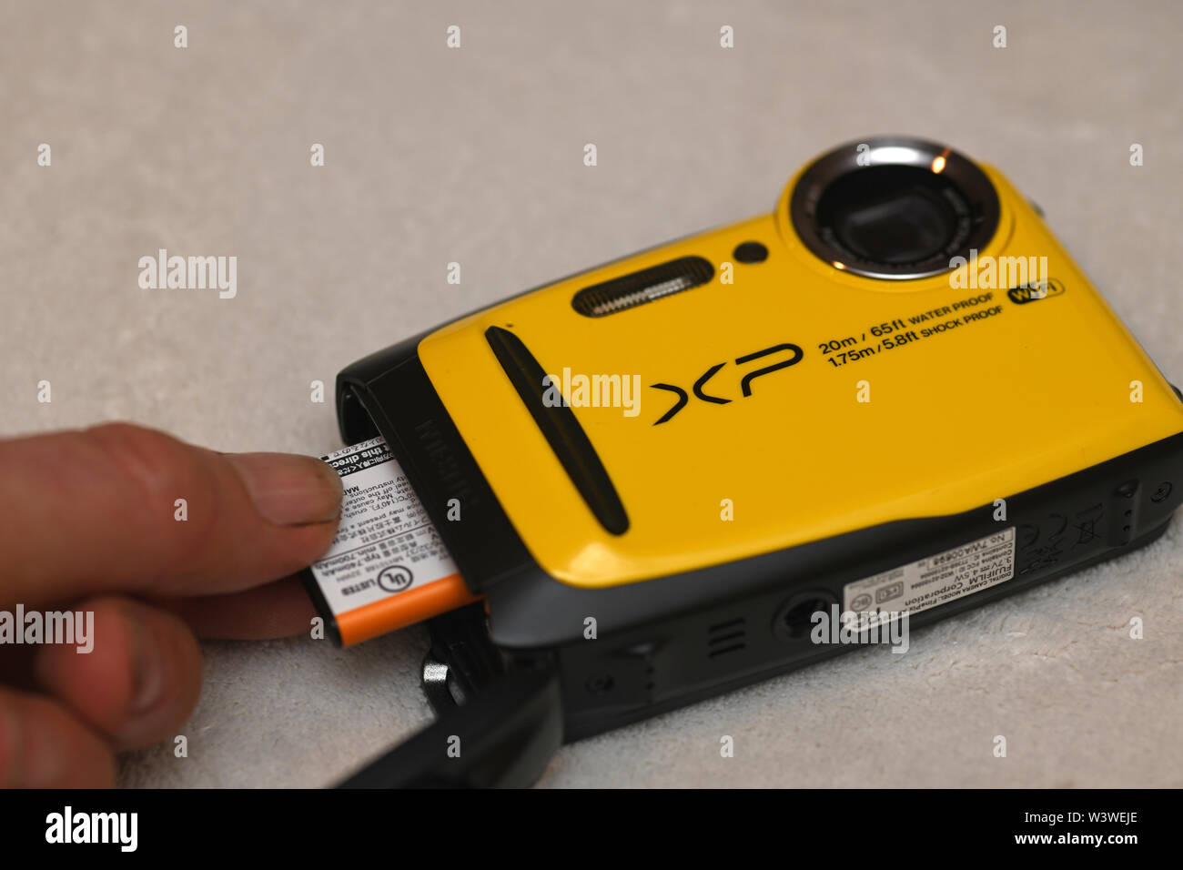 Greymouth, Nueva Zelanda, 24 de diciembre de 2018: insertar una batería  nueva en una nueva Fujifilm Finepix XP120 cámara resistente al agua  Fotografía de stock - Alamy