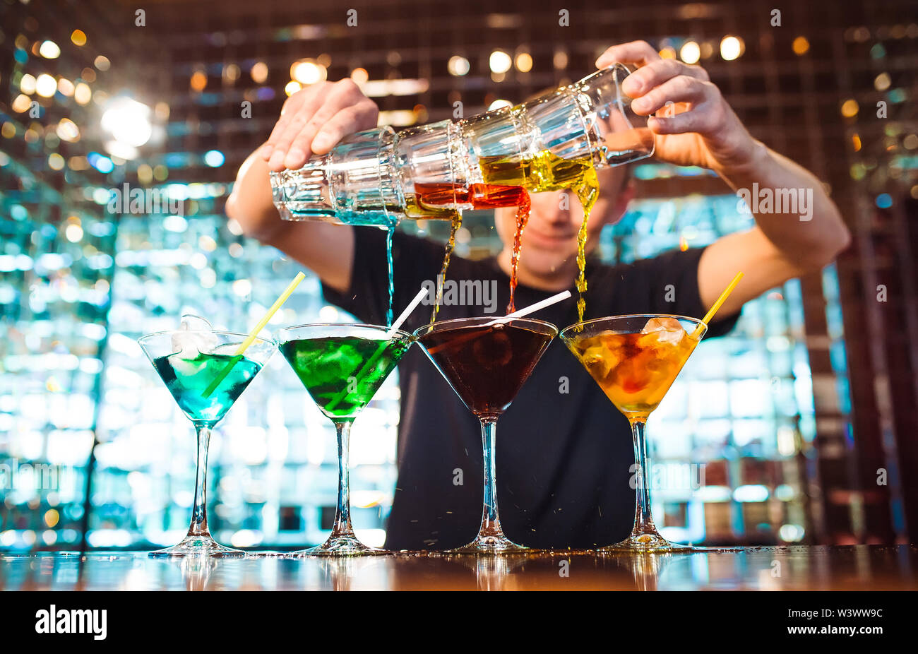Barman Bartender vierte cócteles el Fotografía de stock - Alamy