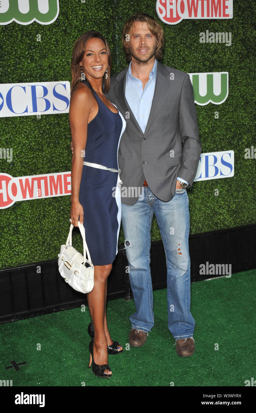 LOS ANGELES, CA. Julio 29, 2010: Eric Christian Olsen - estrella de 'NCIS: Los Angeles' - & Eva LaRue - estrella 'CSI: Miami' - la cadena de televisión Summer