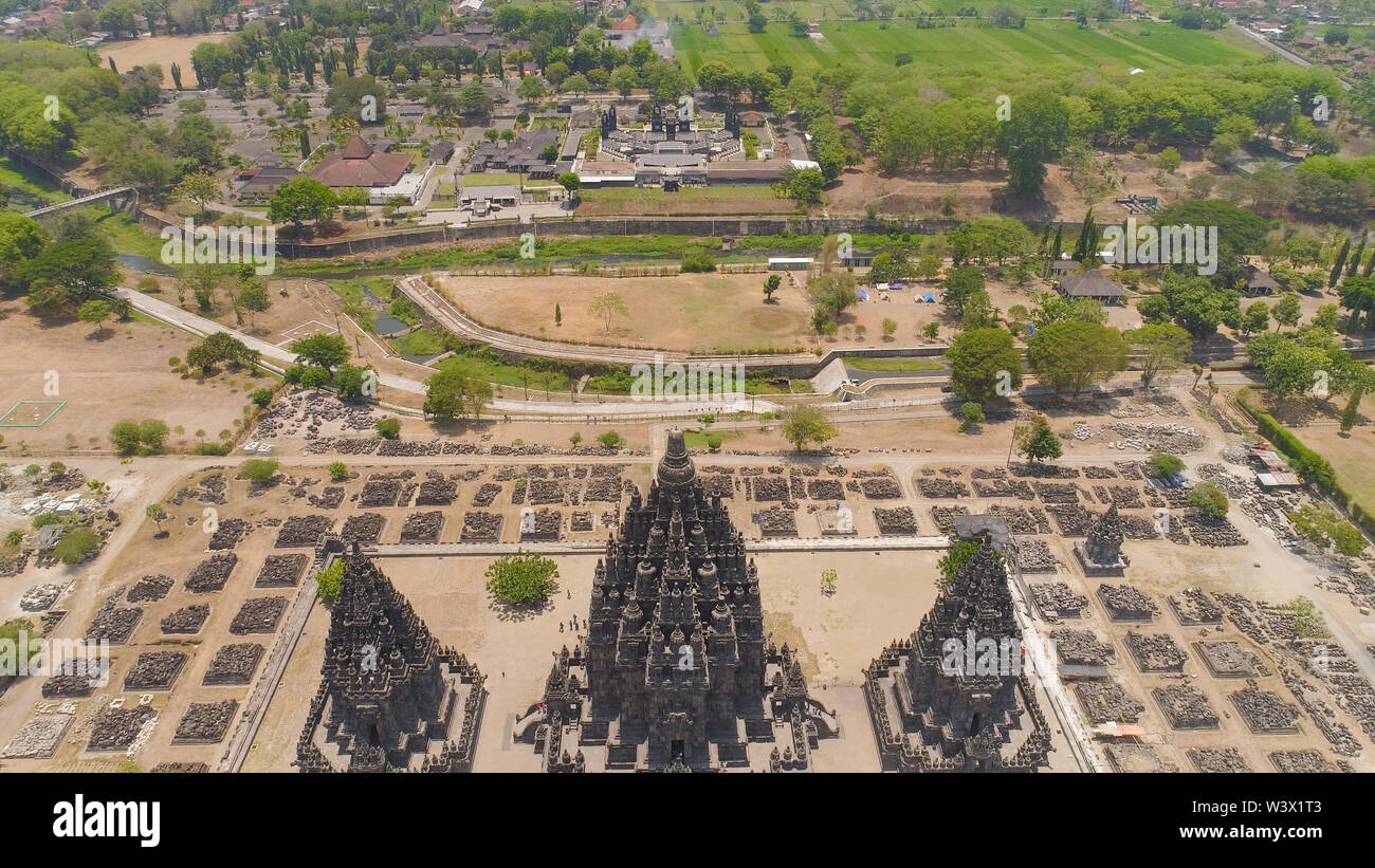 Vista aérea del templo hindú de Prambanan Candi en Indonesia de Yogyakarta, en Java. Rara Jonggrang complejo de templos hindúes. Edificio religioso tall y señaló la arquitectura monumental arquitectura antigua, paredes de piedra talladas. Foto de stock