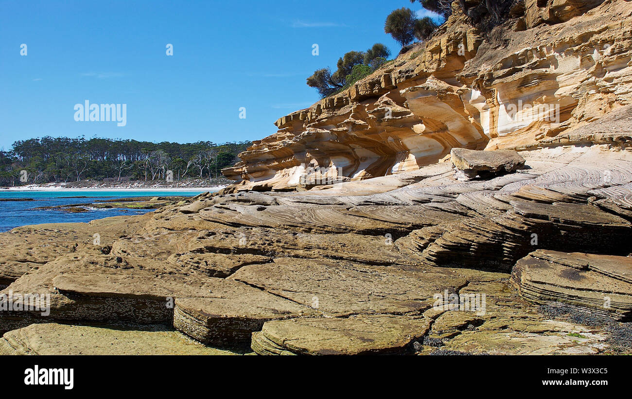Rayados y en capas antiguas ,rica en fósiles en la orilla del mar y los acantilados fósiles de Maria Island Tasmania Foto de stock