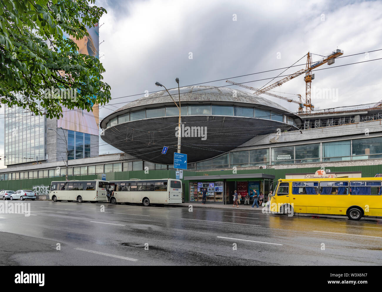 El icónico edificio de Platillo volante. Construido en 1971 por el arquitecto Florian Yuriev como parte del Instituto Ucraniano de la ciencia y de la información. Foto de stock