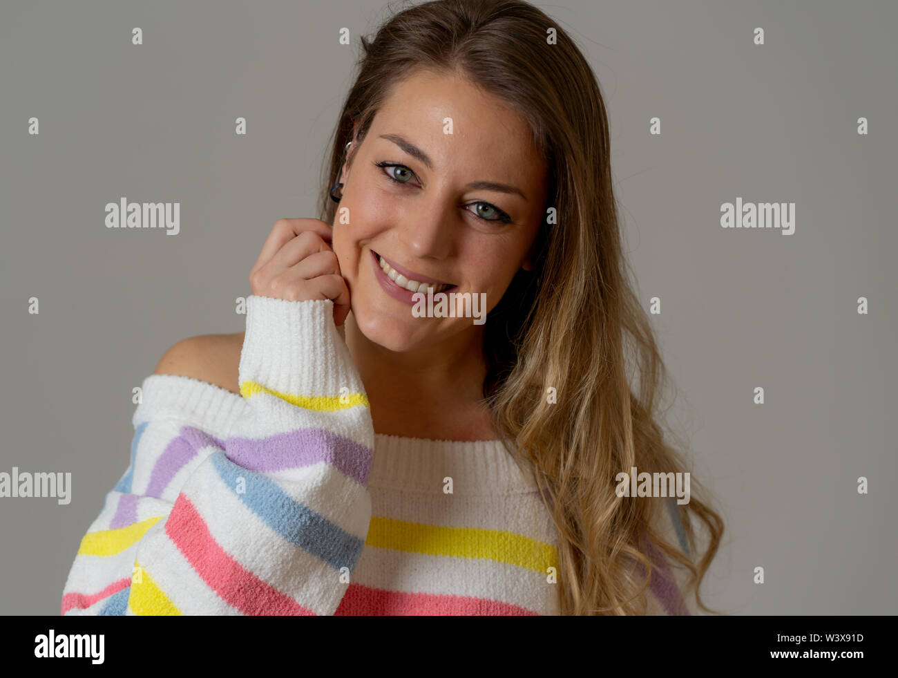 Close Up retrato de una joven hermosa mujer caucásica con cara feliz y bella sonrisa. Aislado sobre fondo neutro. En la gente, humana positiva Foto de stock