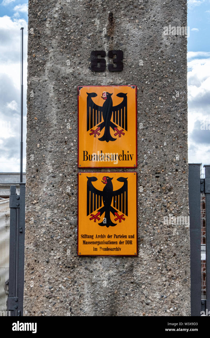 Bundesarchiv-Lichterfelde Águila emblema en Archivos Federales Alemanes. La construcción de viviendas en documentos de archivo histórico Finckensteinallee 63, Berlín. Foto de stock