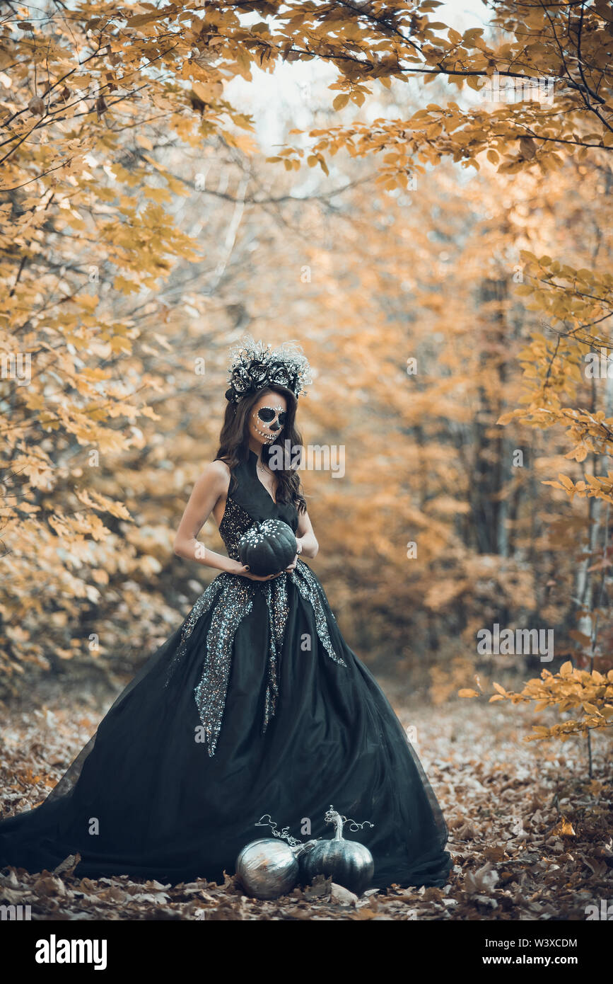 Closeup retrato de Calavera Catrina en traje negro. Maquillaje de calaveras  de azúcar. Dia de los muertos. El día de los muertos. Halloween Fotografía  de stock - Alamy