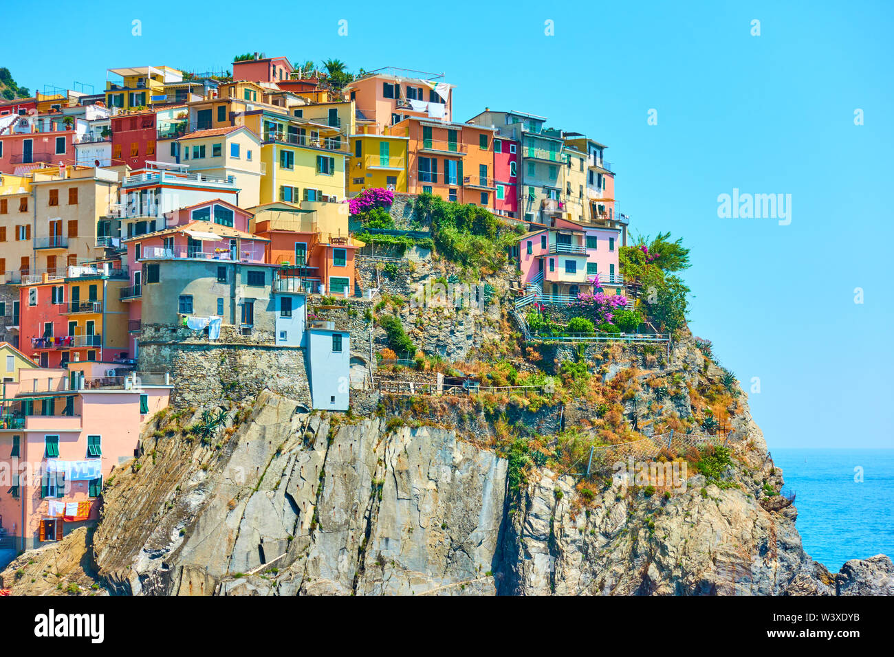 Casas pintorescas de la costa rocosa en Manarola - un pequeño pueblo de las Cinque Terre, La Spezia, Italia Foto de stock