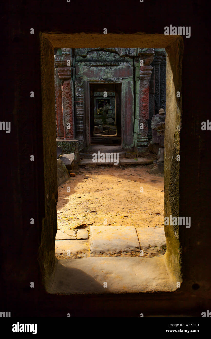 Perspectiva de las antiguas puertas de Angkor Wat, Camboya Foto de stock