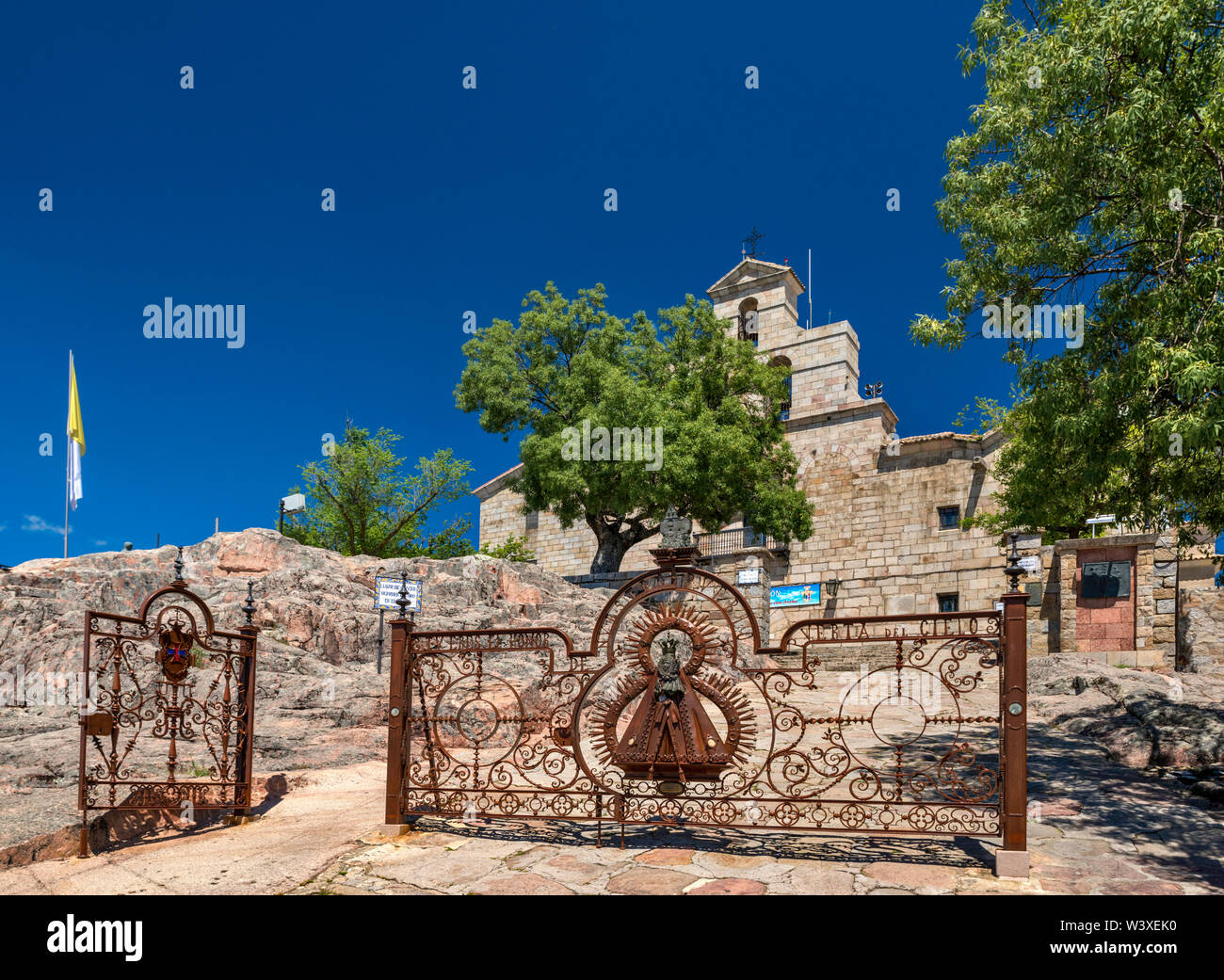 Puerta de hierro forjado, la basílica en el Santuario de la Virgen de la  cabeza, Sierra de Andújar, cerca de Andújar, provincia de Jaén, en  Andalucía, España Fotografía de stock - Alamy