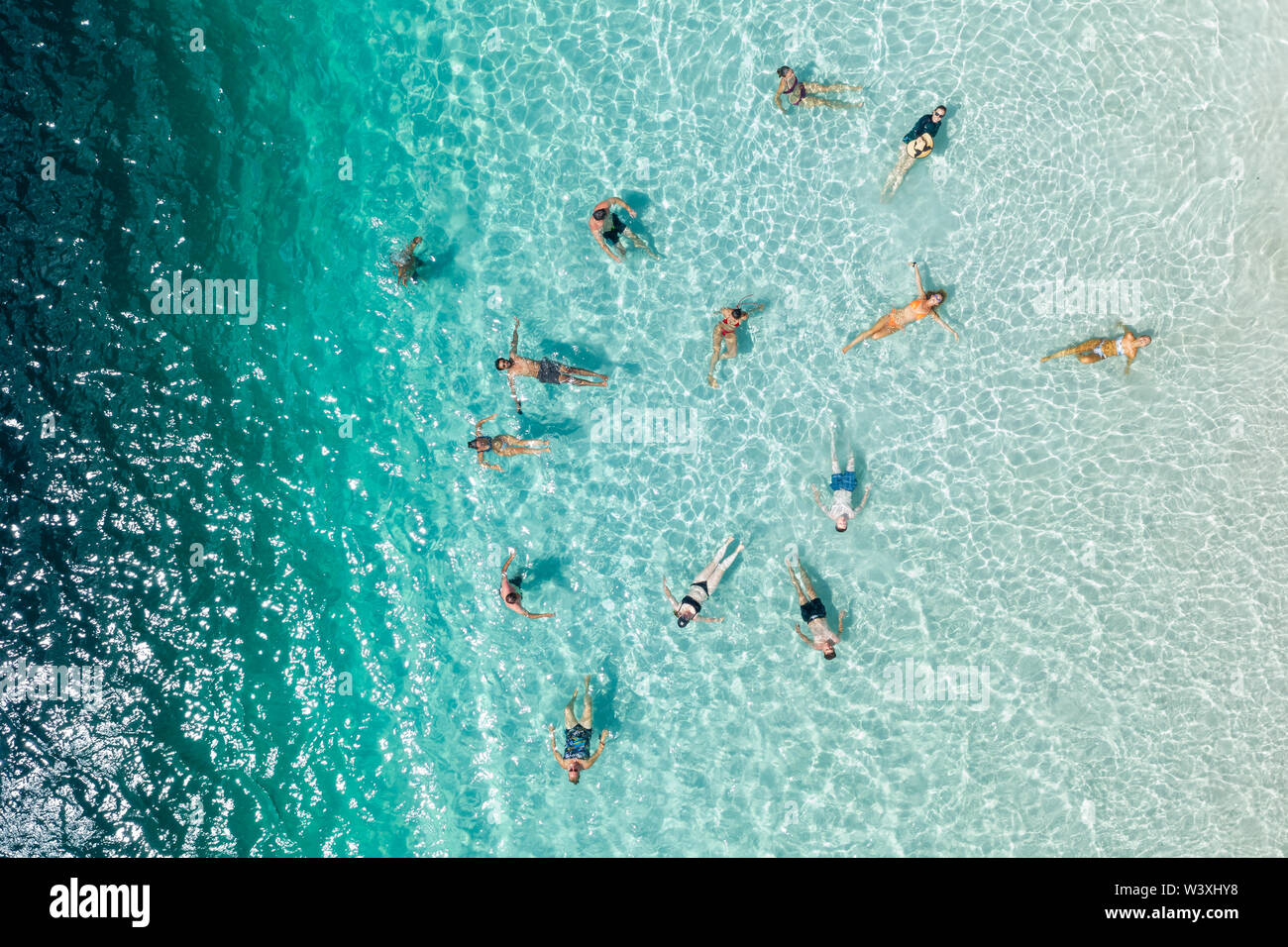 Gente que se relaja y nadan en el lago de agua azul McKenzie Fraser Island Queensland Australia Foto de stock