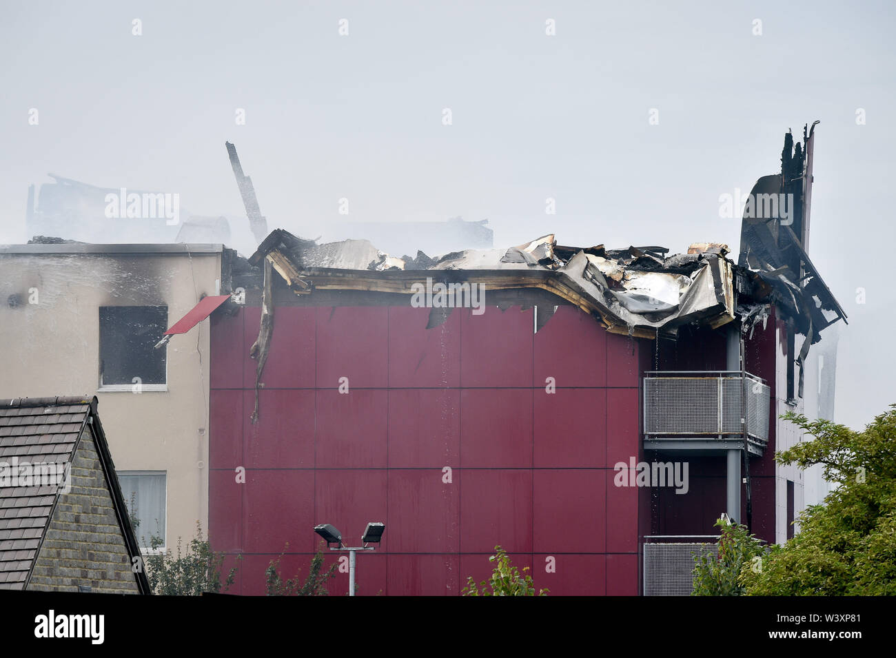Daños por fuego en un Premier Inn en la A4108 en Bristol, después el hotel quedaron parcialmente destruidos durante un incendio masivo. Foto de stock