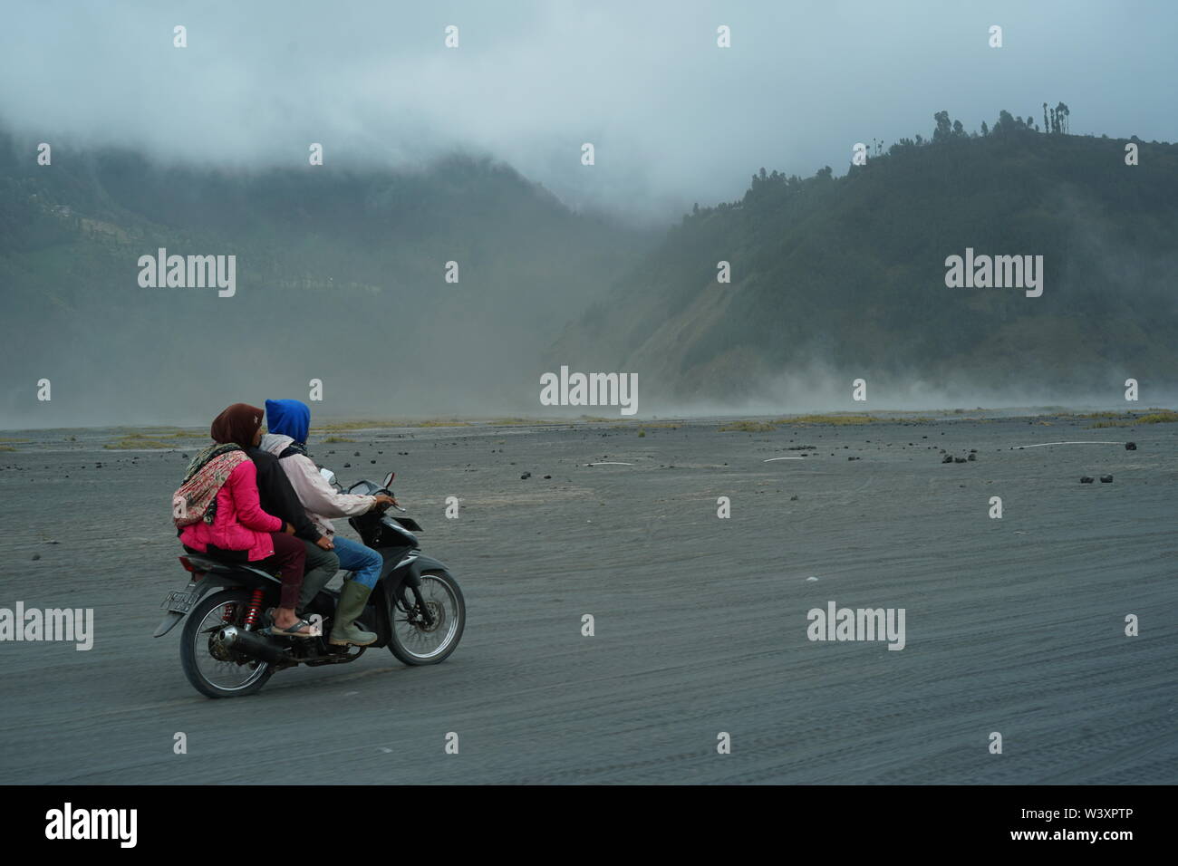 Conductor de motocicleta en el Monte Bromo Foto de stock
