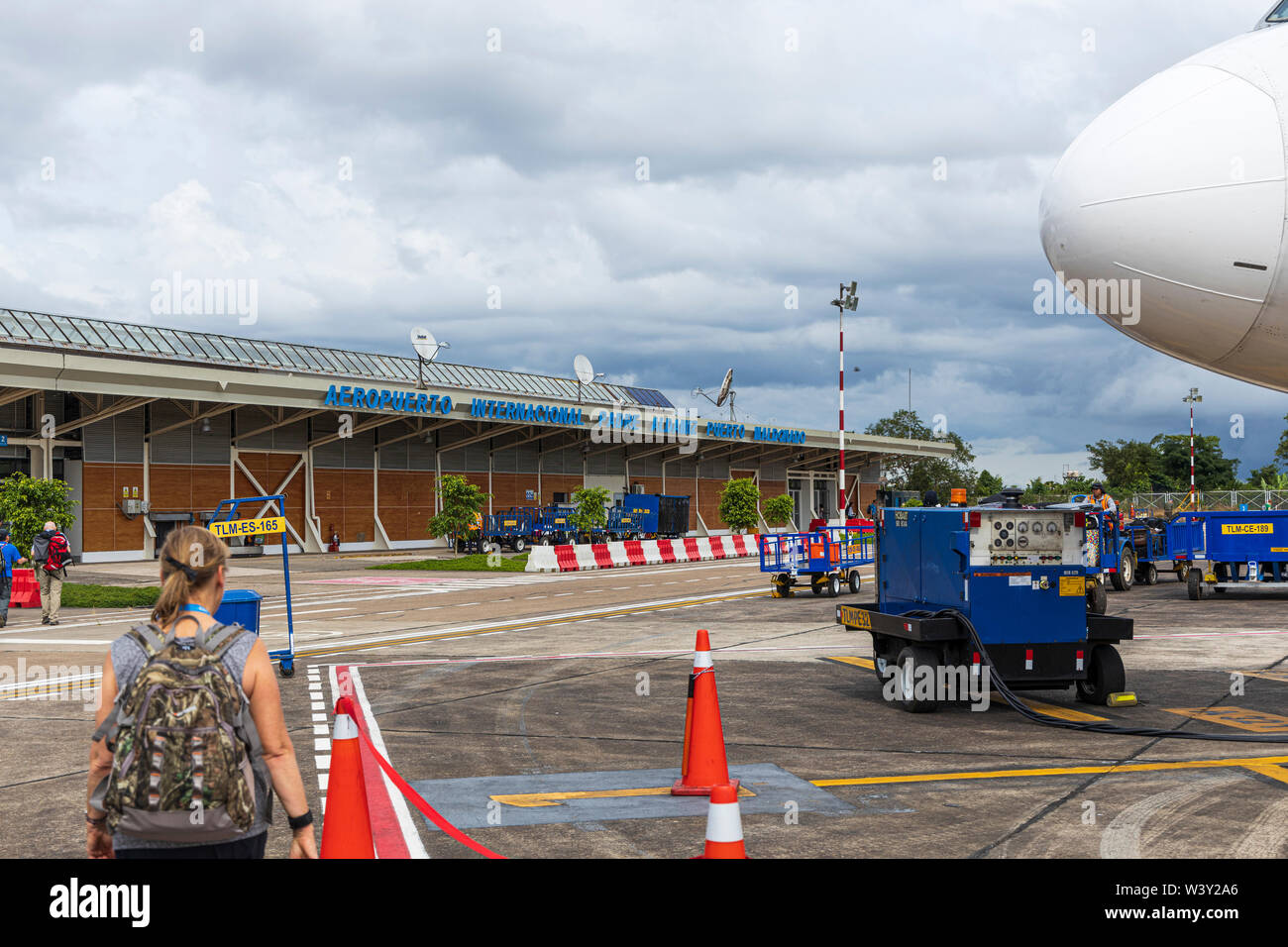 Desembarcar desde un avión Airbus A320, y llegar al edificio de la terminal  en el Aeropuerto Internacional Padre Aldamiz, Puerto Maldonado, Perú, Sout  Fotografía de stock - Alamy