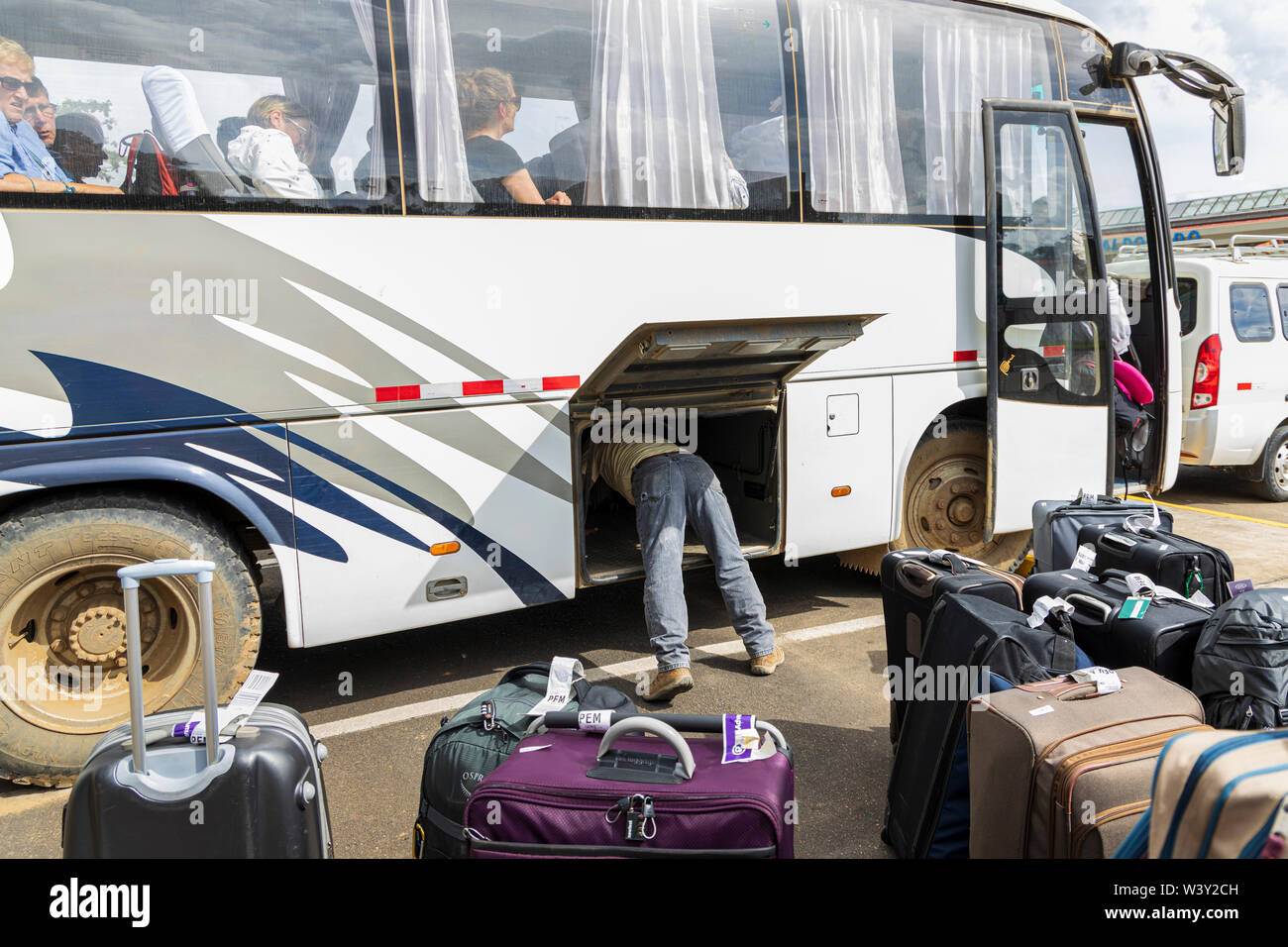 Maletas de carga y equipaje en la bodega de un autobús en Puerto Maldonado,  Perú, América del Sur Fotografía de stock - Alamy