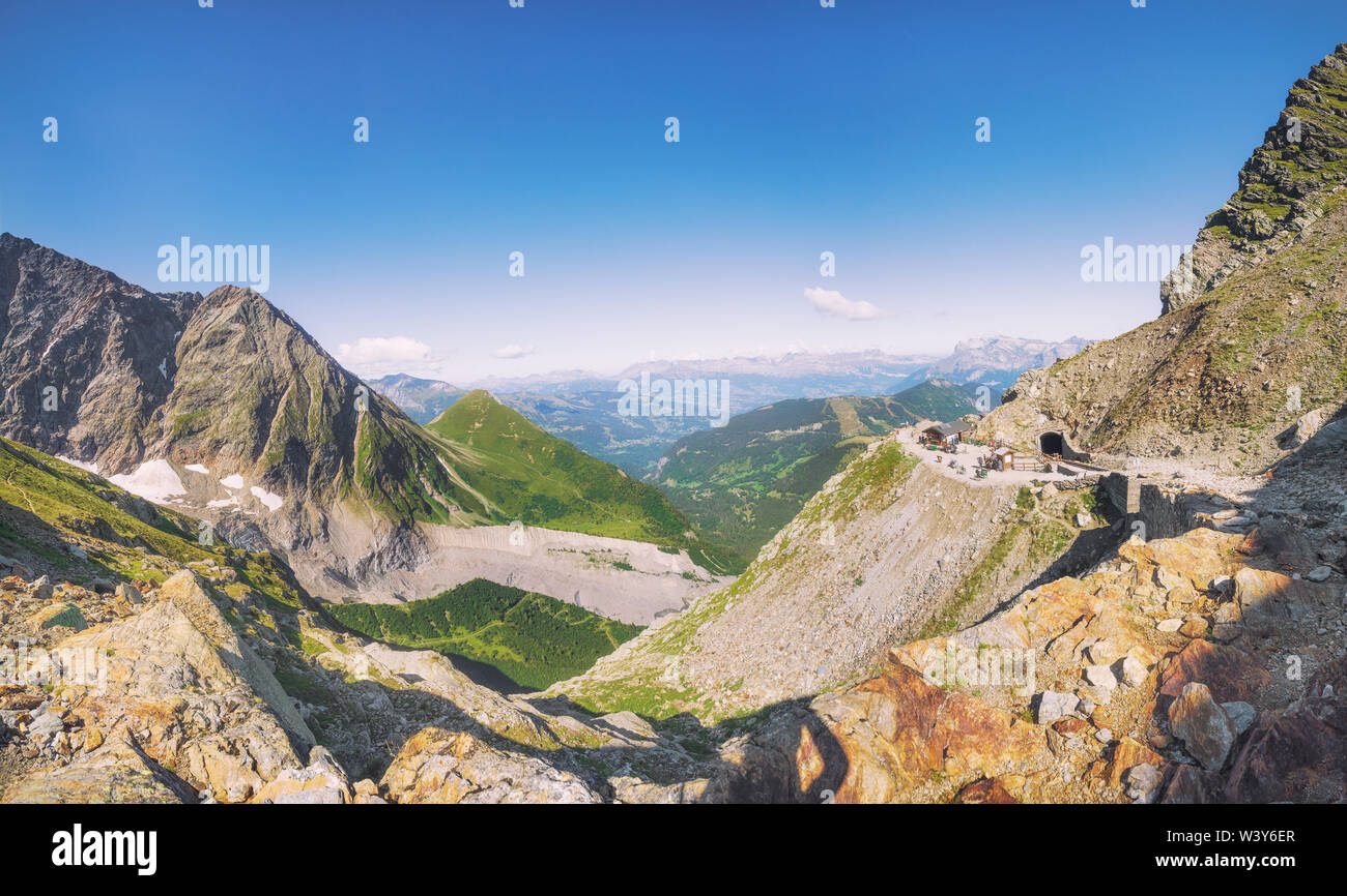 Viajar a bellos Alpes Franceses en verano Foto de stock