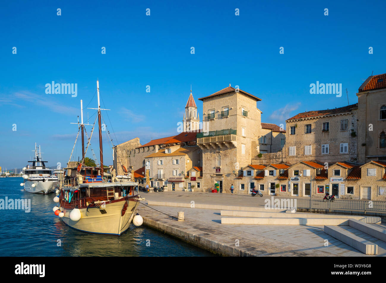 Trogir Trogir, el puerto, la costa Dálmata, Croacia, Europa Foto de stock