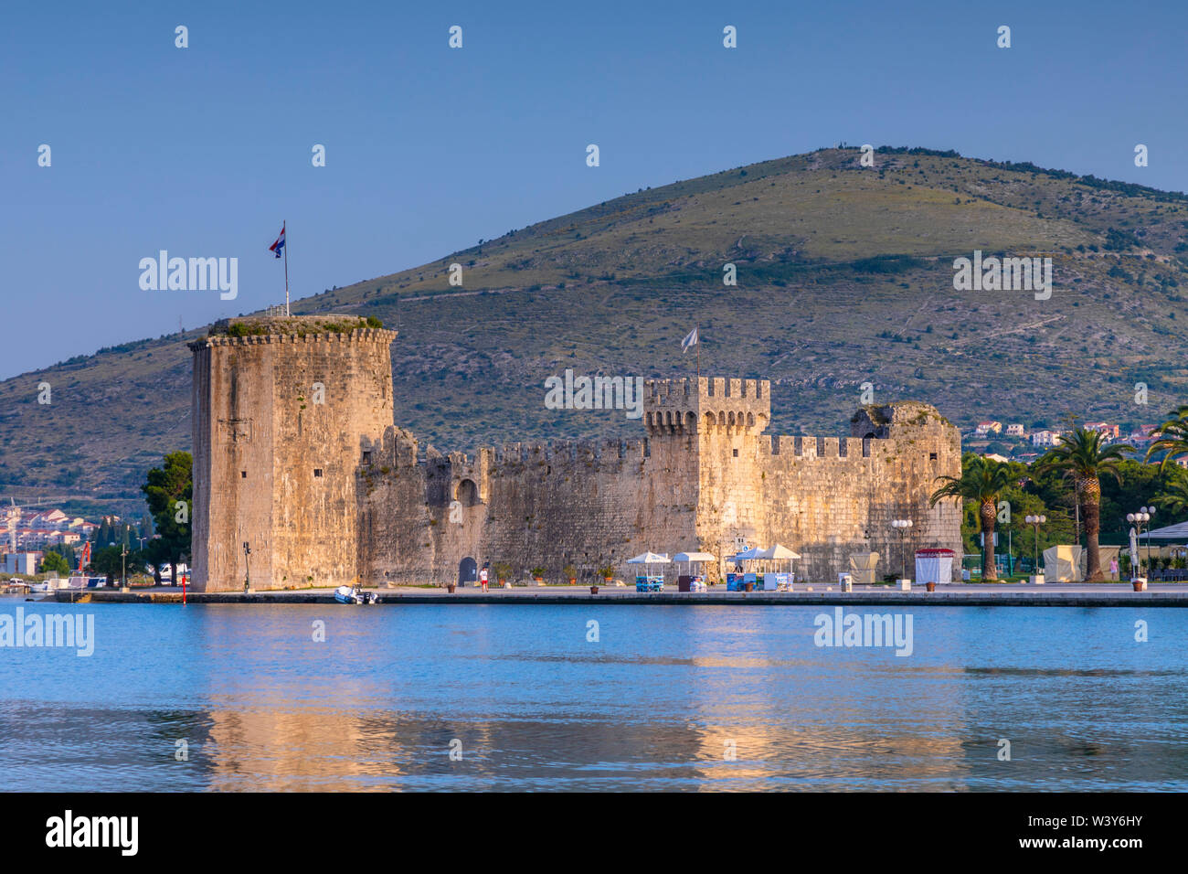 La fortaleza de Kamerlengo, Trogir Trogir, el puerto, la costa Dálmata, Croacia, Europa Foto de stock