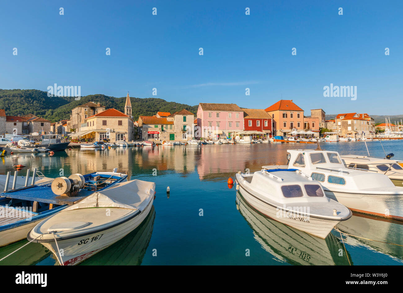 Puerto de Stari Grad, Hvar, la costa Dálmata, Croacia, Europa Foto de stock