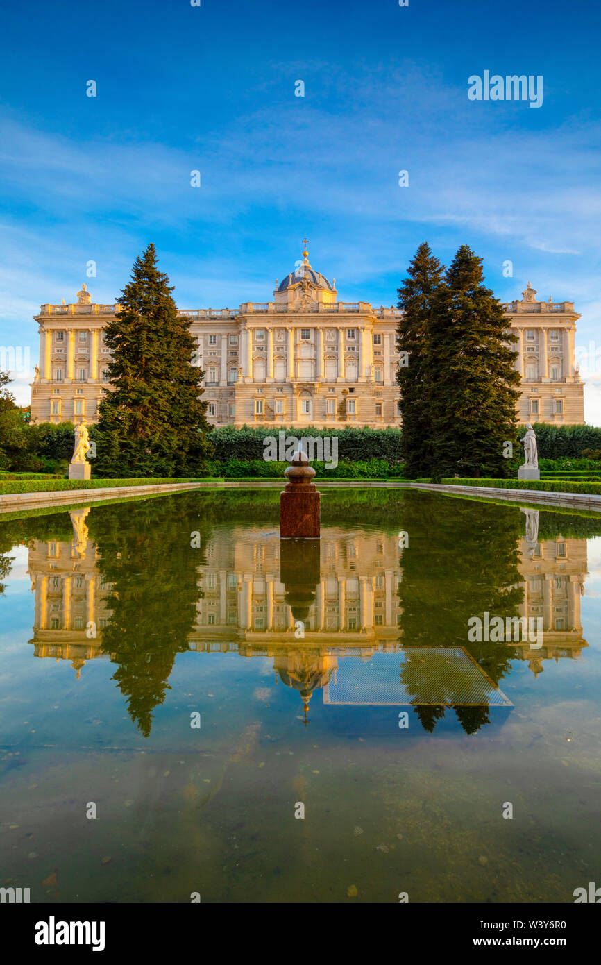 El exterior del Palacio Real desde los Jardines de Sabatini, Madrid, España Foto de stock