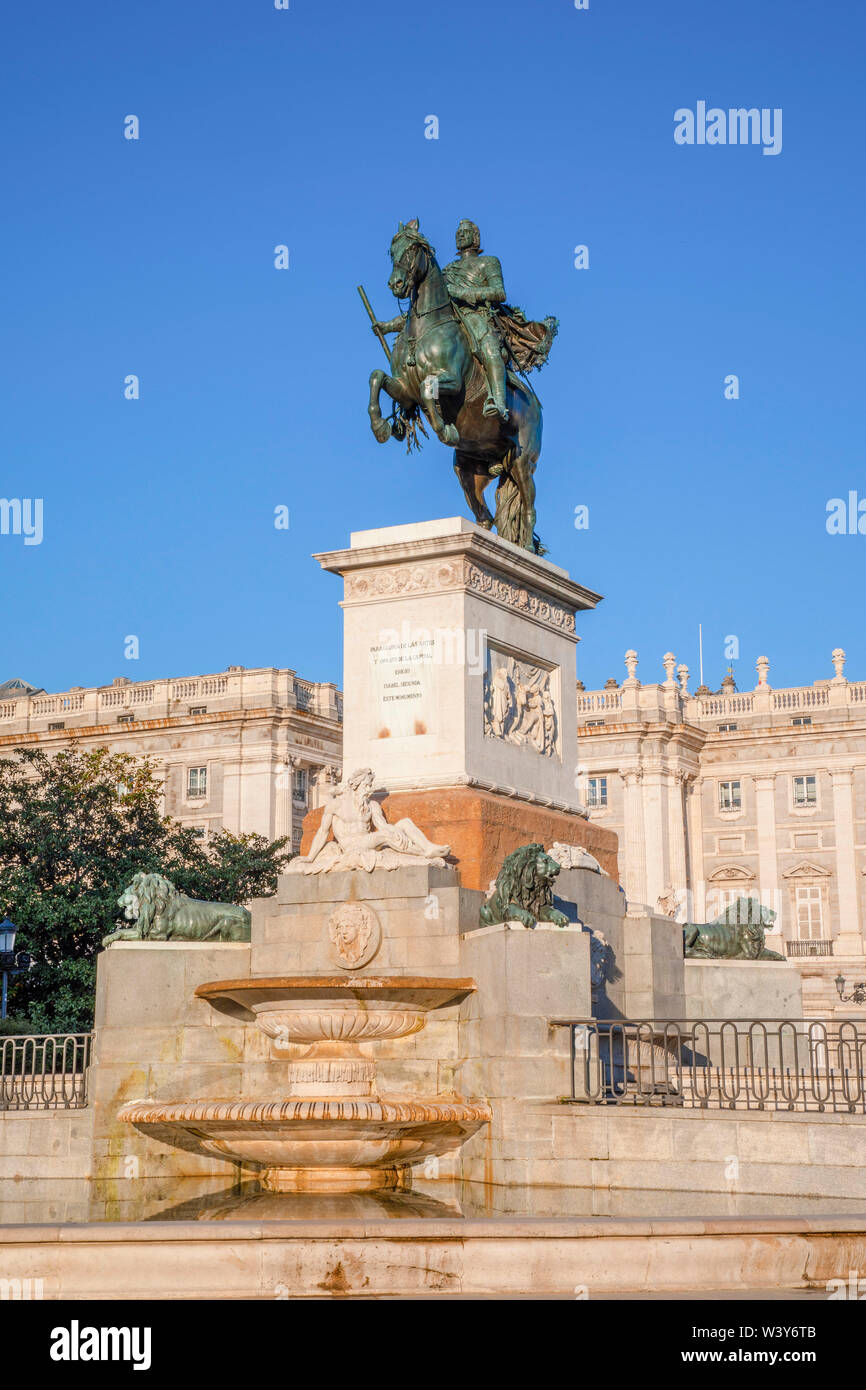 Monumento a Felipe VI en la Plaza de Oriente, Madrid, España Foto de stock