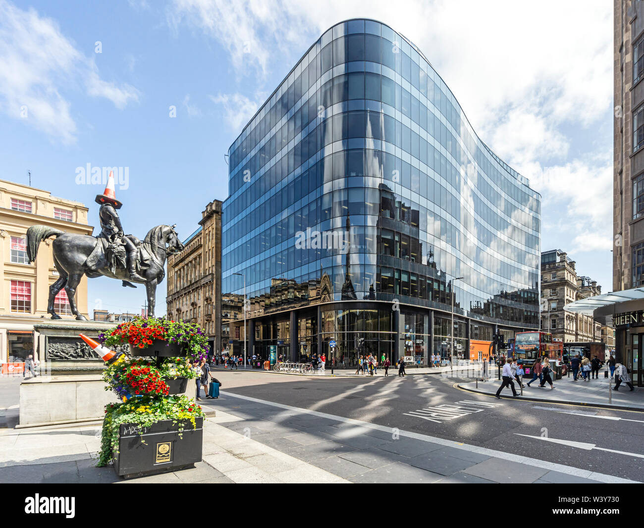Edificio de oficinas 110 Queen Street, en la esquina de la calle Queen y Ingram Street en el centro de la ciudad de Glasgow Scotland Reino Unido con Wellington monument Foto de stock