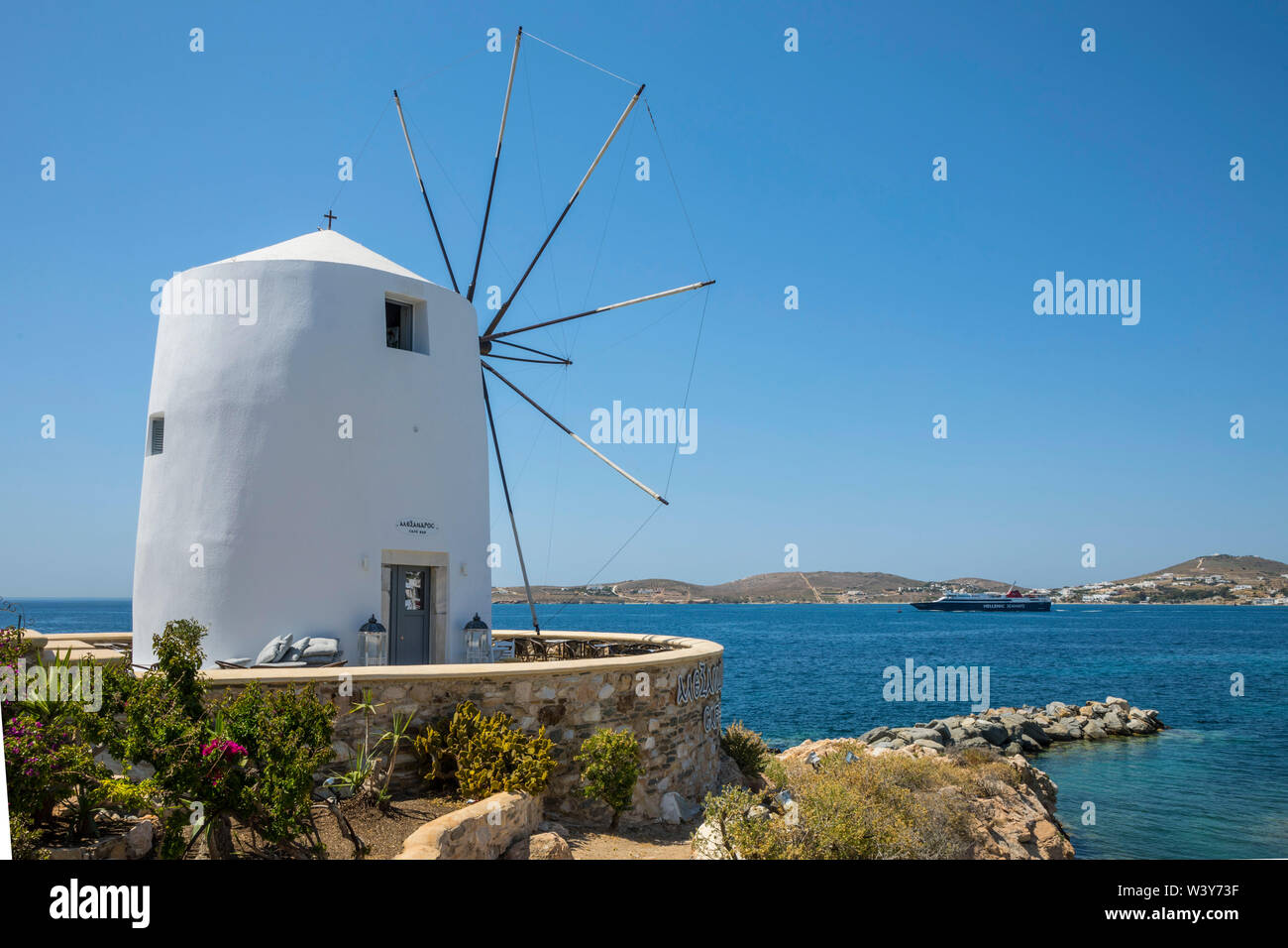 Molino de viento en Parikia, Paros, Grecia, Islas Cíclade Foto de stock