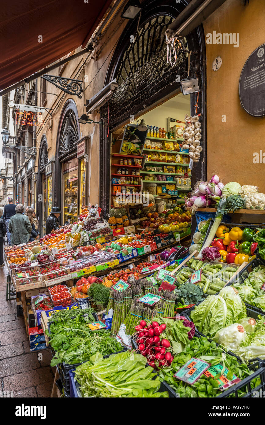 Tienda de ultramarinos, Bolonia, Emilia-Romaña, Italia Foto de stock