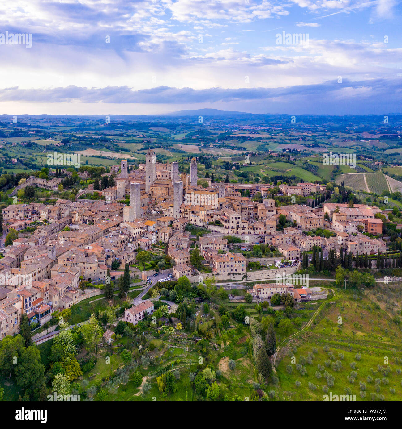 Italia, Toscana, Val d'Elsa. Vista aérea de la villa medieval de San Gimignano, un sitio del Patrimonio Mundial de la Unesco Foto de stock