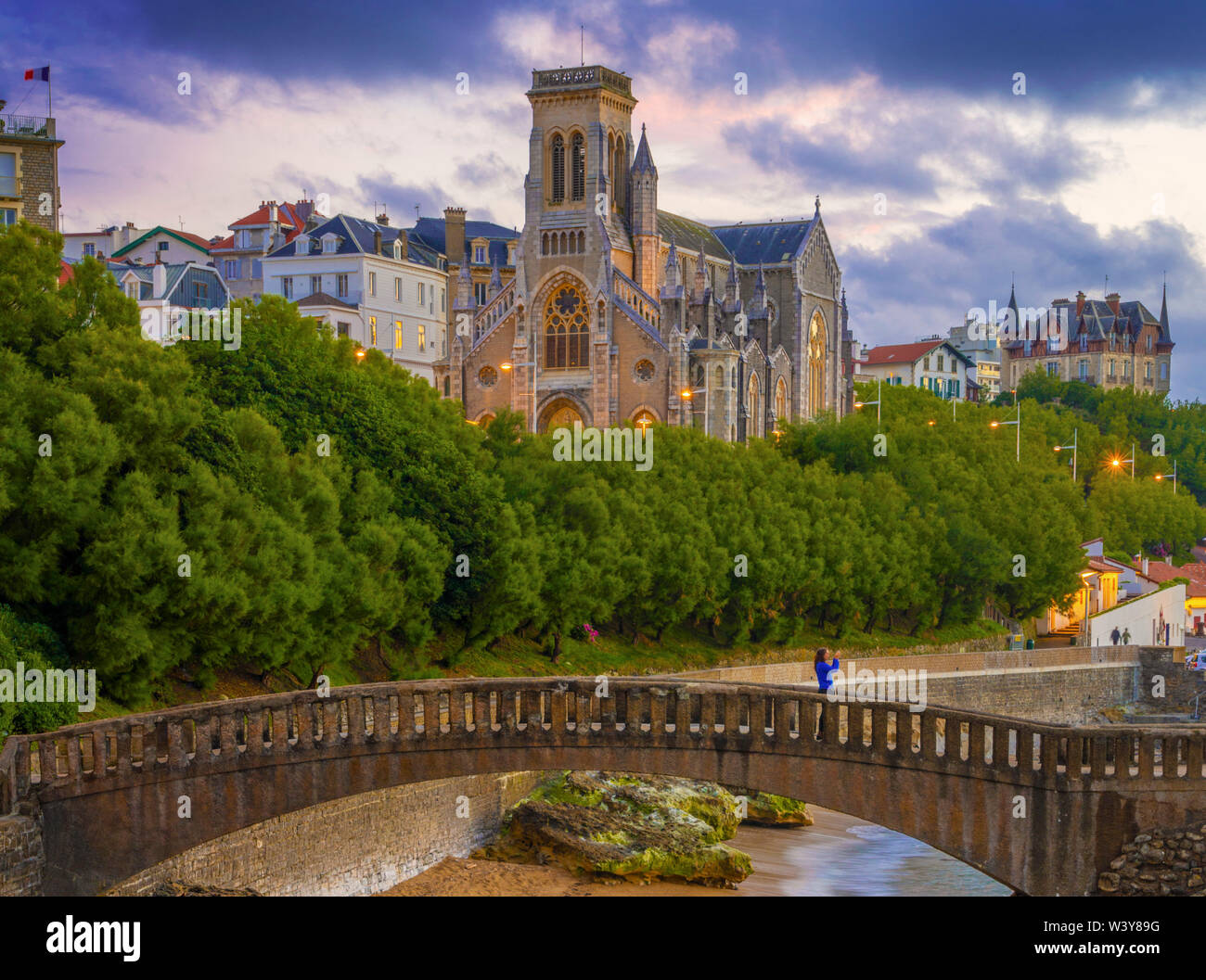 Francia, Aquitania, Pirineos Atlanticos, Biarritz, Santa Eugenia iglesia en Puerto Viejo, el anochecer Foto de stock