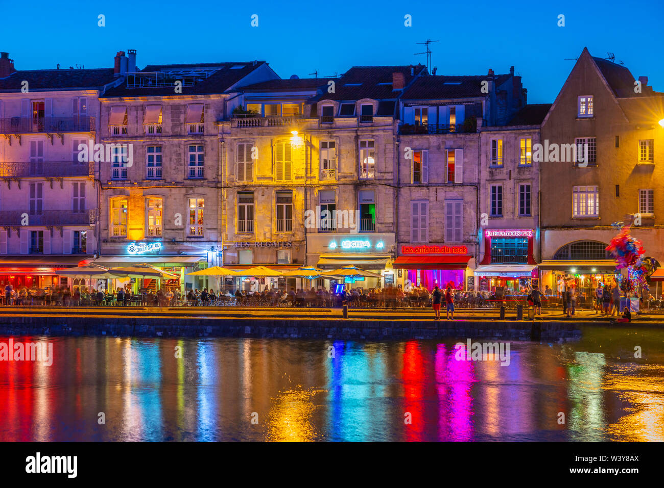 Francia, Poitou Charentes, antiguo puerto de La Rochelle, al atardecer Foto de stock