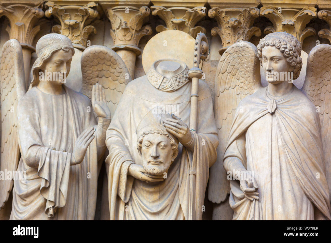 Francia, París, La Catedral de Notre Dame, el detalle de las estatuas sobre la fachada. Foto de stock