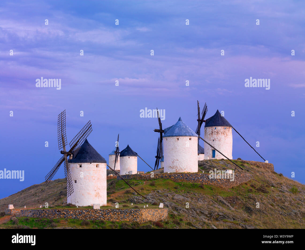 España, Castilla La Mancha, Consuegra, molinos de viento al atardecer Foto de stock