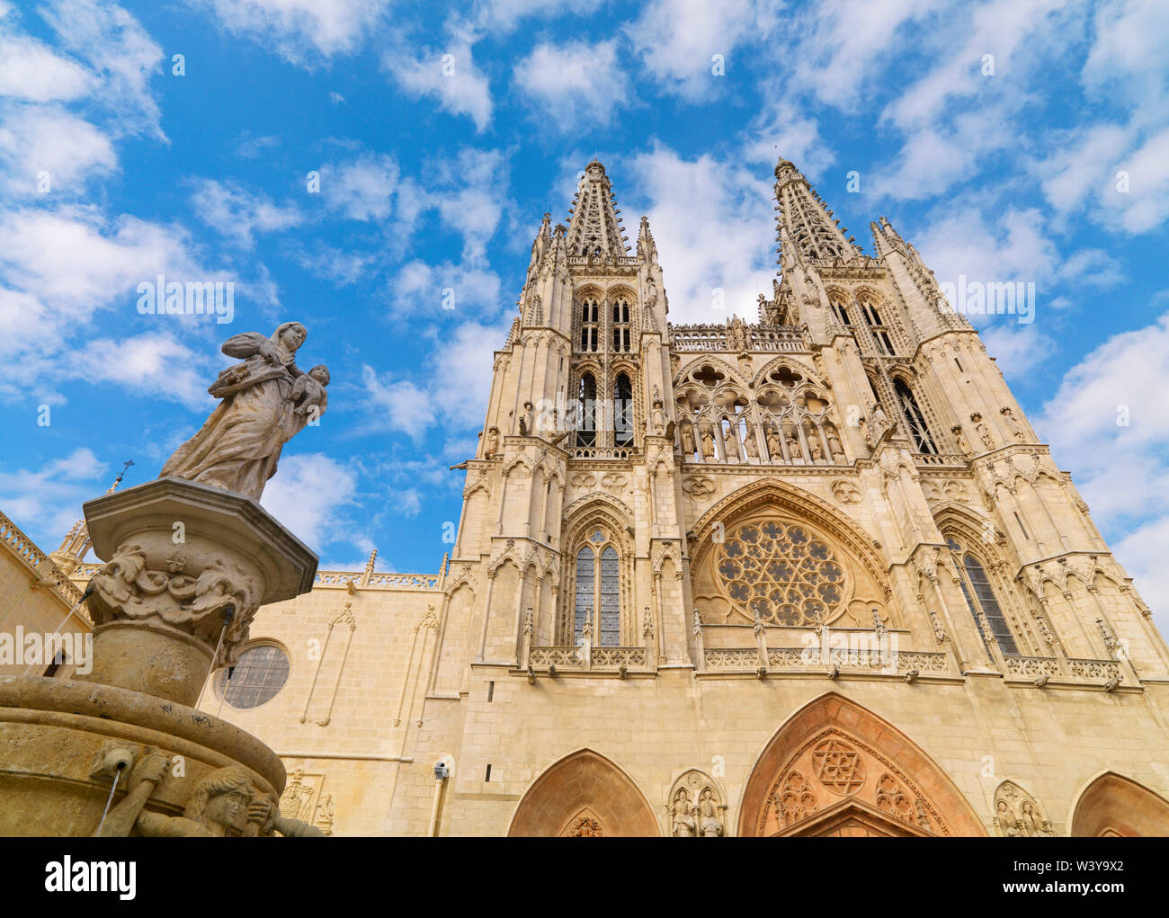 España, Castilla y León, Burgos, Plaza de Santa María y Santa María de la catedral de Burgos; Sitio de Patrimonio Mundial de la UNESCO Foto de stock