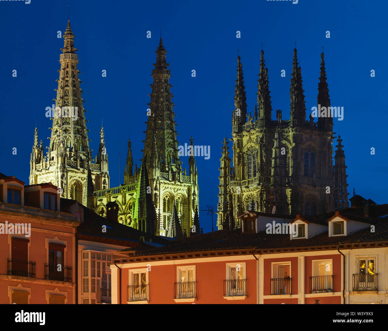 España, Castilla y León, Burgos, la Plaza Mayor y la de Santa María de la catedral de Burgos de noche, sitio del Patrimonio Mundial de la UNESCO Foto de stock