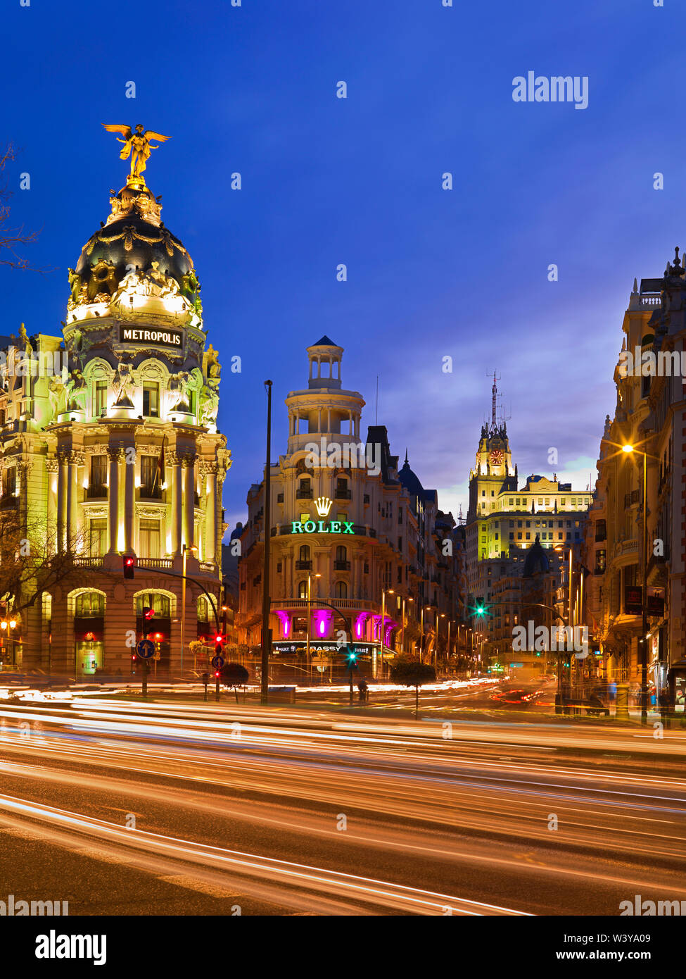 España, Madrid, Plaza de Cibeles, Calle de Alcalá iluminada por la noche Foto de stock