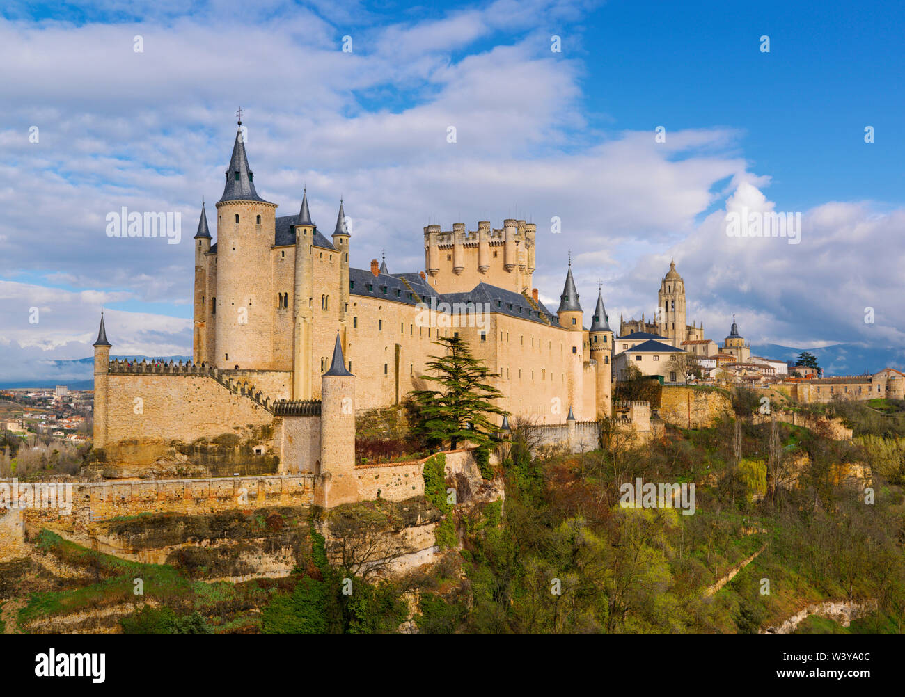 España, Castilla y León, Segovia. El Alcázar y la catedral al atardecer Foto de stock
