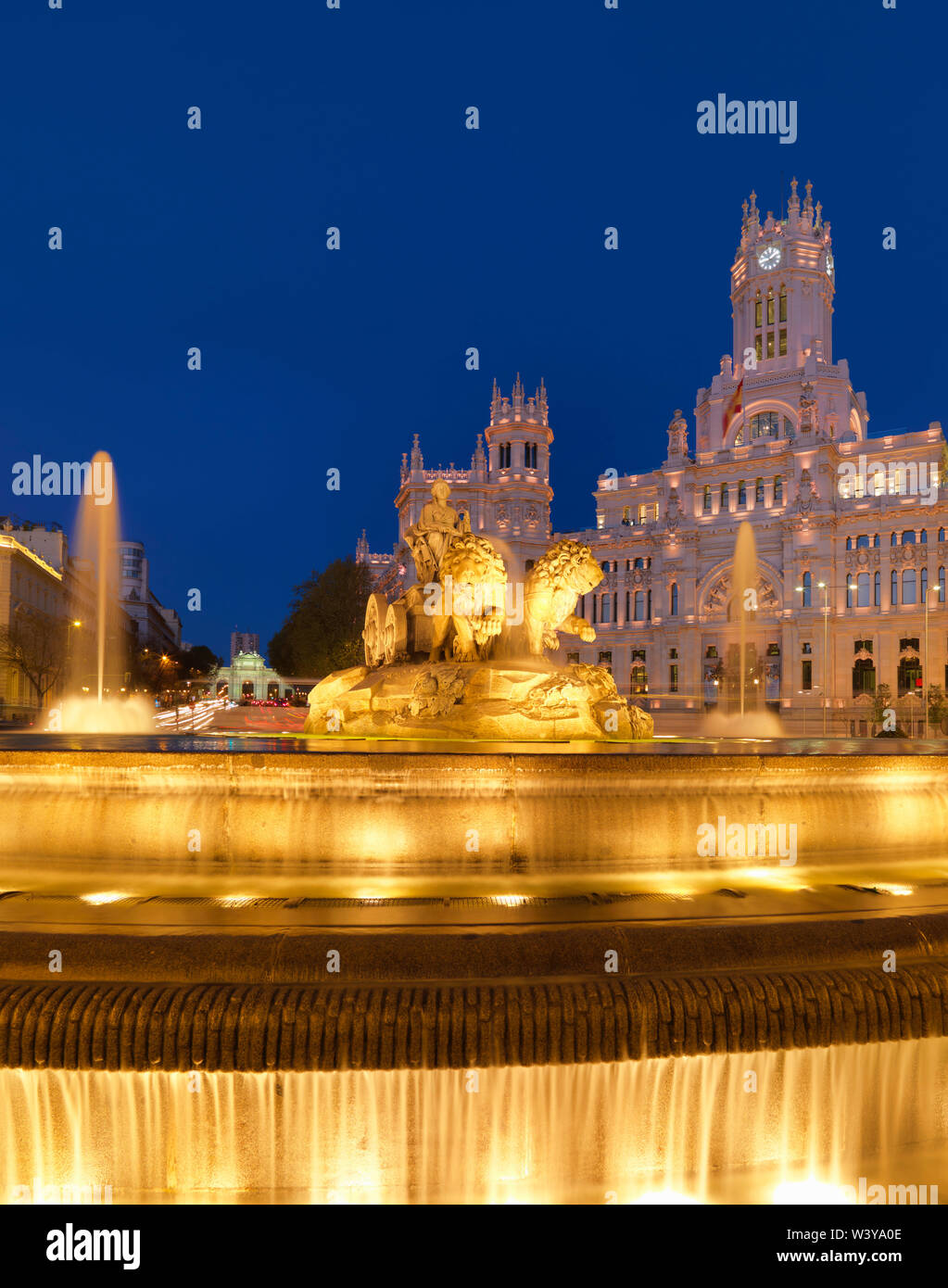 España, Madrid. La Plaza de Cibeles y el ayuntamiento de noche Foto de stock