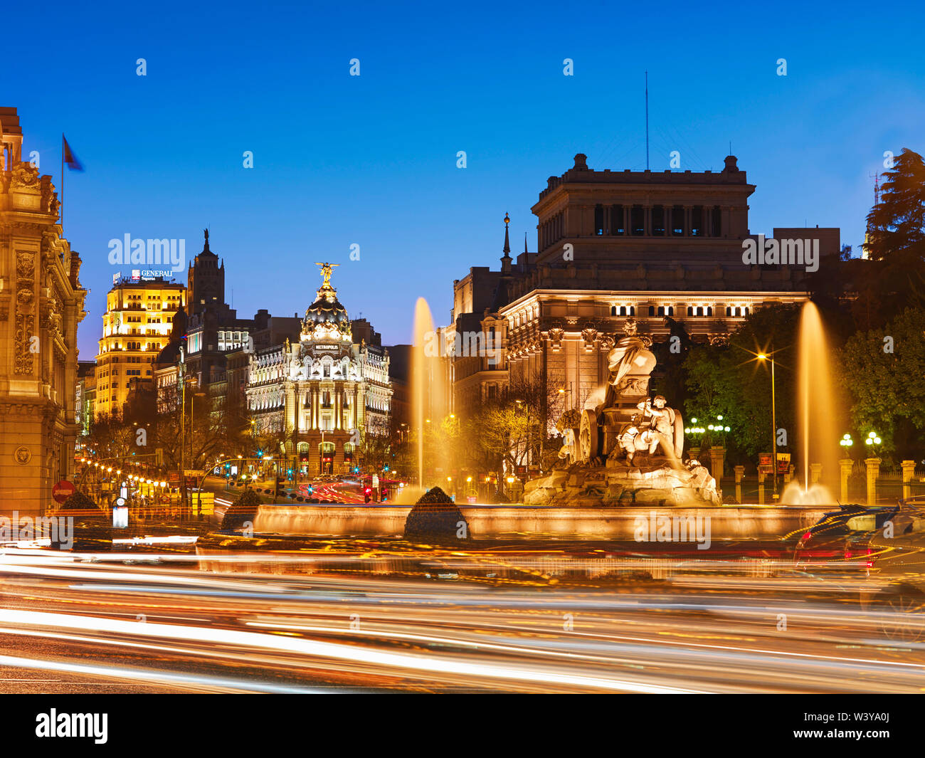 España, Madrid, Plaza de Cibeles iluminada por la noche Foto de stock