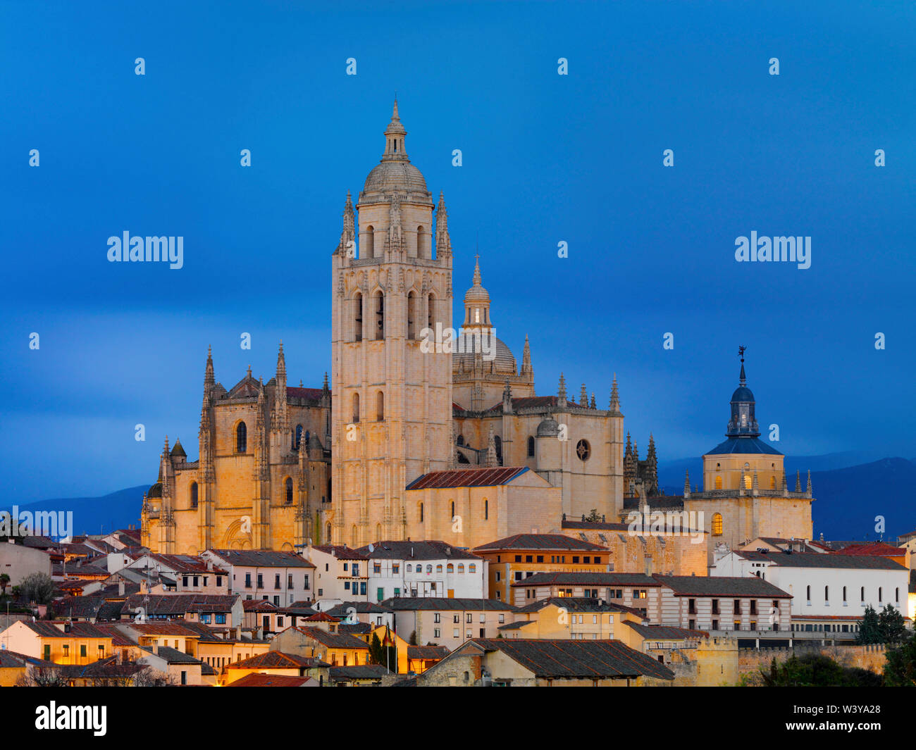 España, Castilla y León, en el crepúsculo de la catedral de Segovia. Foto de stock