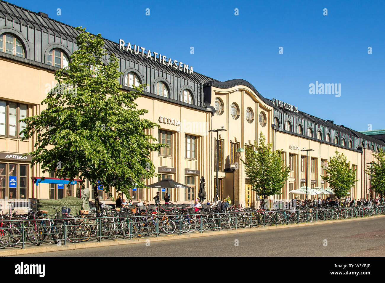 Helsinki, Finlandia - 24 de junio. 2019 - Bicicletas alineadas fuera de estación de ferrocarril de Helsinki Foto de stock
