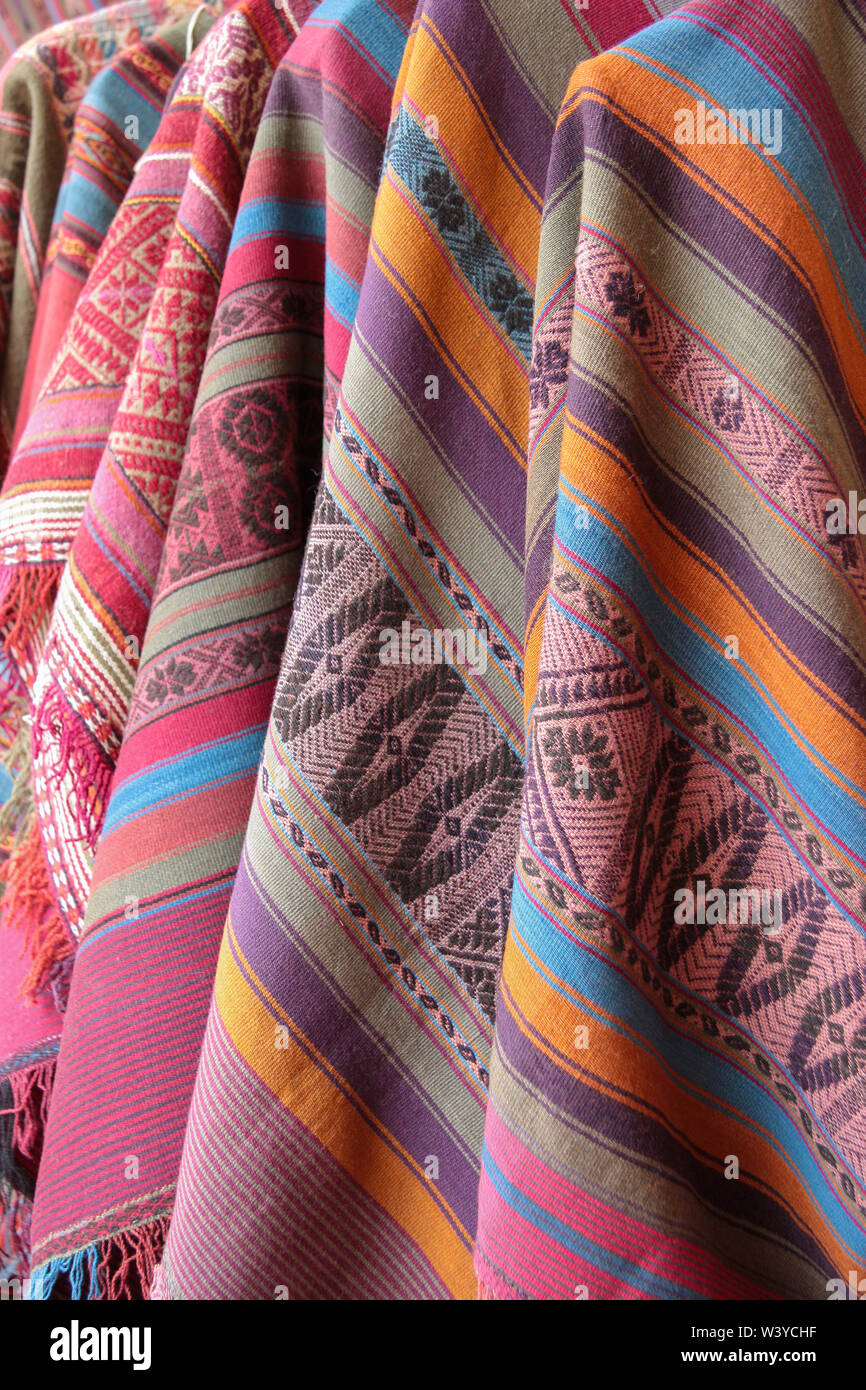 Rayas coloridos ponchos, teñido natural en colores apagados. Perú  Fotografía de stock - Alamy