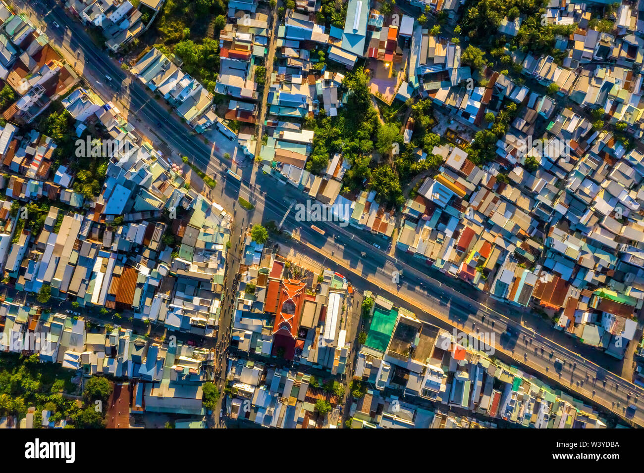 Parte superior Vista aérea de 3/2 Calle Ciudad de Can Tho, con el desarrollo de edificios, transporte, infraestructura de energía. Delta del Mekong, Vietnam Foto de stock