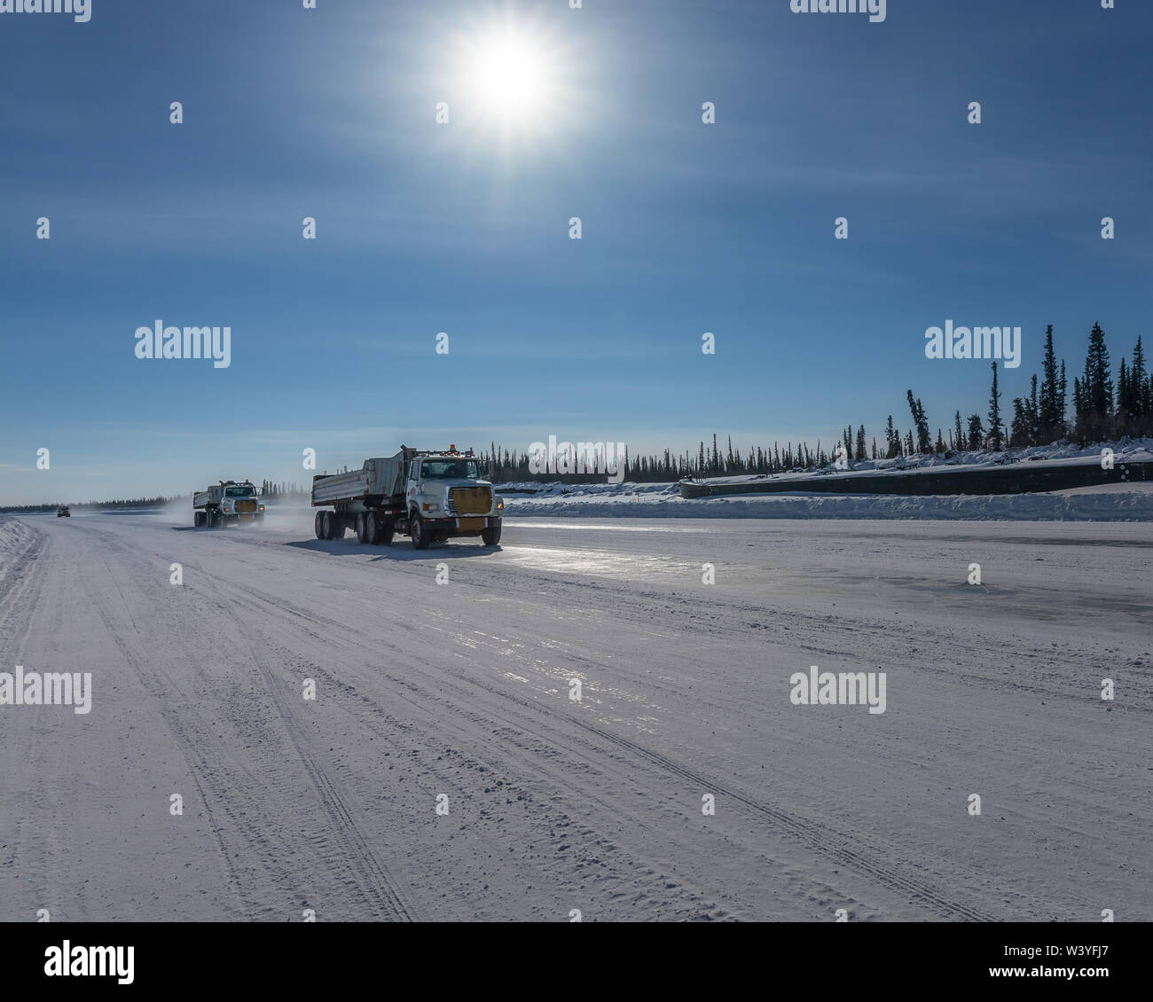 Carretilla recorriendo el río Mackenzie Ice Road en Inuvik, Northwest