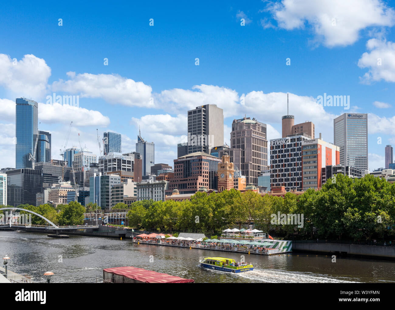 Río Yarra y el Distrito Central de Negocios (CBD) visto desde el Southbank, Melbourne, Victoria, Australia Foto de stock