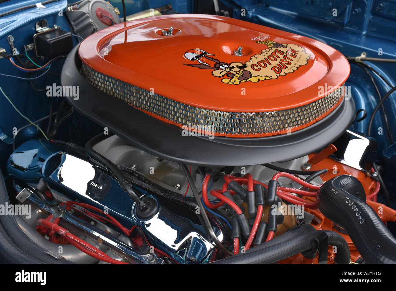 El motor en un Plymouth Roadrunner en un car show Fotografía de stock