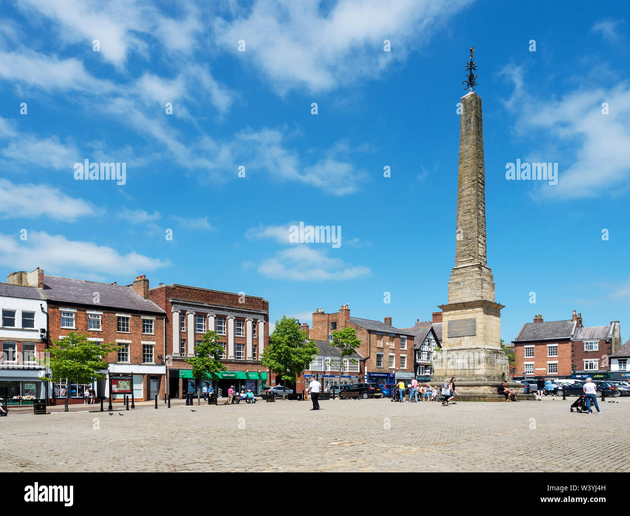 El obelisco de la plaza de mercado en verano en Ripon North Yorkshire, Inglaterra Foto de stock
